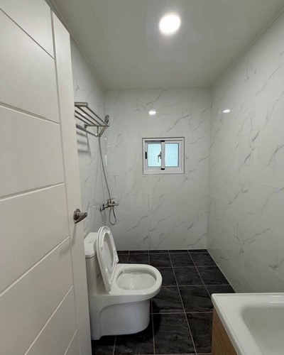 台中老屋翻新整修, 台中打除工程, 台中防水工程, 台中水電工程, 台中鐵皮工程, 台中浴室翻新, 台中廁所整修, 台中磁磚翻新, 台中樓梯翻新, 台中樓梯扶手, 台中油漆工程, 台中廚房翻新, 台中系統櫃設備, 台中鋁門窗工程